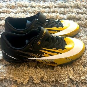 Indoor soccer cleats